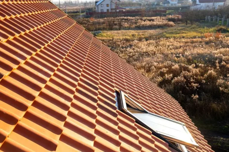 velux sur un toit entre-ouvert